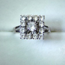 Bague carrée  ancienne  en Or blanc 18 Carat entourage  13 diamants TBE