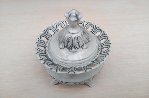 Petite boîte ancienne - , en