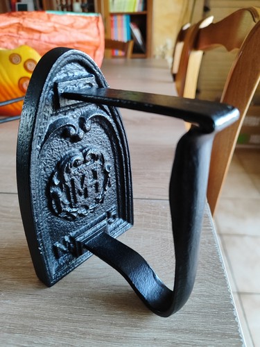 Ancien fer repasser fonte - fer, a