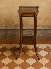 Table d'appoint de style Louis