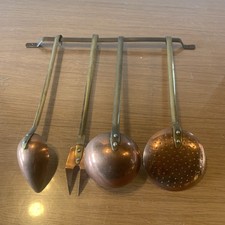 Lot de couverts décoratif en cuivre et laiton avec support Ref Gbu