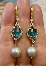 PIERRE BLEUE, VÉRITABLE PERLE GRISE, PLAQUÉ OR , BOUCLES D’OREILLES ANCIENNES