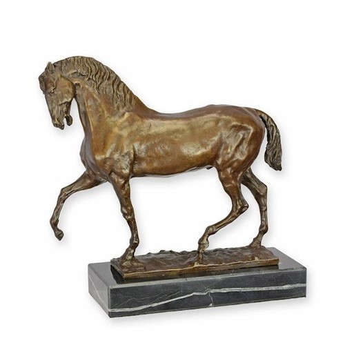 Sculpture cheval au - d'un,