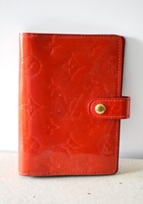 Louis Vuitton, Couverture Agenda Pm, en cuir vernis couleur rouge pomme