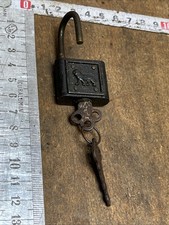 OLD Peugeot key padlock, lock, trunk, keys, padlock form. (n°13 )
