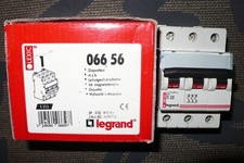 DISJONCTEUR TRIPHASE 32A