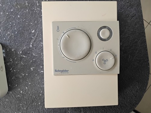 Thermostat commande de - et,