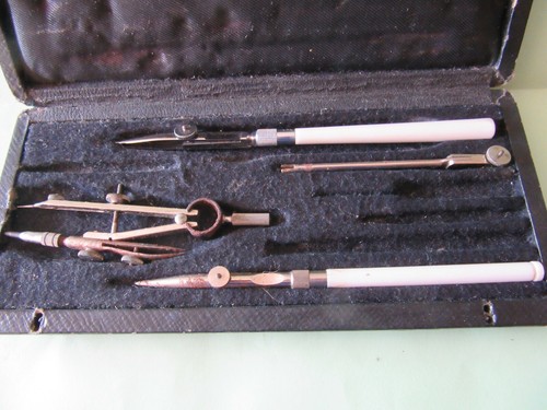 Boite compas ancienne - ,