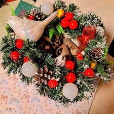 Couronne de Noël sur panier
