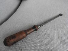 ancien outil de creusage tour