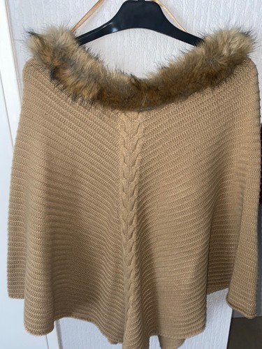 Poncho bordure fausse fourrure
