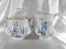 SUCRIER & POT A LAIT FLEURS BLEUES EN PORCELAINE DE LIMOGES LOUIS LOURIOUX 