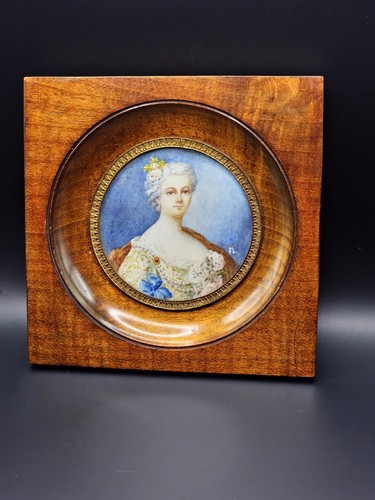 Belle mignature femme dans - de,
