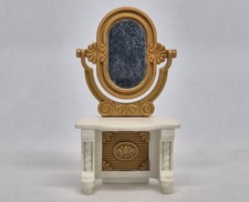 COIFFEUSE DOREE ET BLANCHE