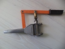 Ancienne bouchonneuse manuelle