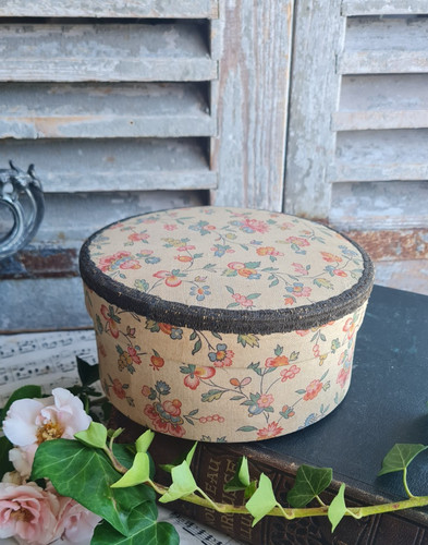 Ancienne boite ronde - a, couture
