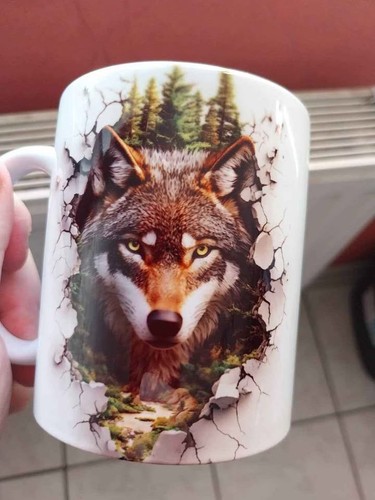 Mug loup qui regarde - , dans