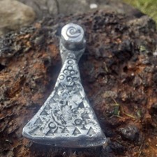 Pendentif Hache, fait mains