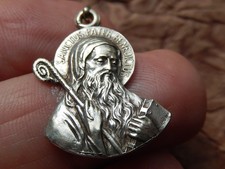 MEDAILLE  SAINT BENOIT CROIX EXORCISTE ABBAYE  MAREDSOUS SIGNEE RUFFONY