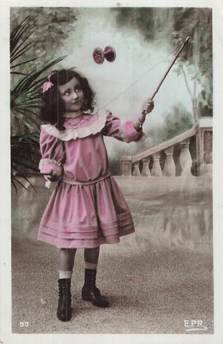 Petite fille joue diabolo - fille,