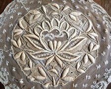 Fond de coiffe ancien brodé