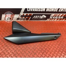 Cache plastique sous selle