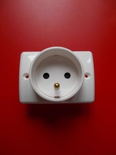 Prise pour Plinthe en Bois