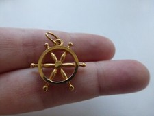 pendentif gouvernail neuf plaqué or poinçon 2.42gr  diamètre 2cm