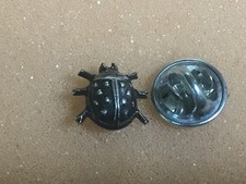 pins COCCINELLE argenté. animal porte bonheur