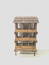 maison pour poules pondeuse ou poulailler toit en tuiles . XX siècle .