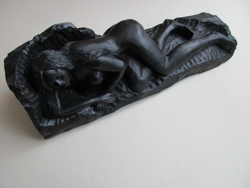 Sculpture femme sur - femme,