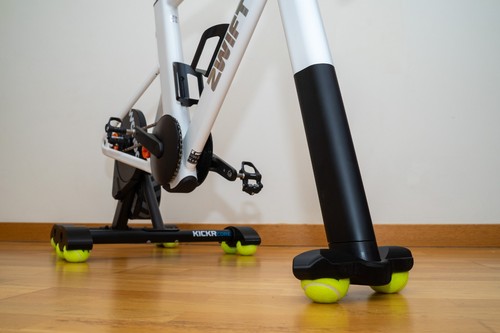 Pieds bascule compatibles - à,