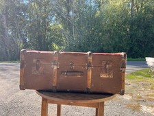 Malle ancienne en bois et métal – renforts en lattes et ferrures