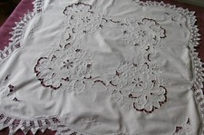 Superbe nappe avec DENTELLE