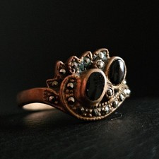 Bague motifs désordonnés pierres noires ovales & cristaux synthétiques doré