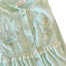 Vtg Barbizon Women's Light Robe M Green Embroidered Flowers Lace Button Elegant