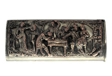 PY71 : Pyrogène métal argenté scène relief bicolore  boite allumettes Match box