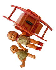 Anciennes poupées miniatures Celluloïd+Chaise haute modulable en plastique 50/60