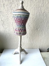 Petit mannequin sur pied bois