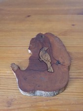 Oiseau découpé dans planche de bois vernie décorée branches 11x13 cm