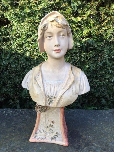 Buste jeune femme terre - jeune,