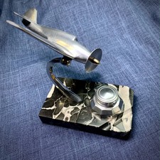 Encrier et maquette d’avion