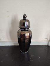 Vase couvert en faïence noire