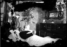 Portrait homme allongé lit