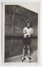 Fille porte deux petits chatons, chats, chien - Photo ancienne snapshot