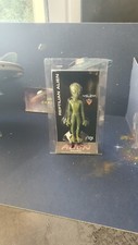 alien figurine reptilien