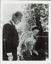 Press Photo Gayelord Hauser visits with The Duchess of Windsor and Lady Mendel