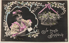 CP JE PORTE BONHEUR MEDAILLON FEMME AVEC LETTRE PANIER MUGUET - 46855
