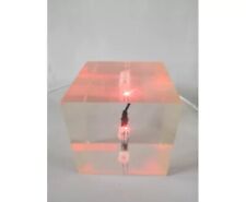 Lampe cube plexi Plugg design