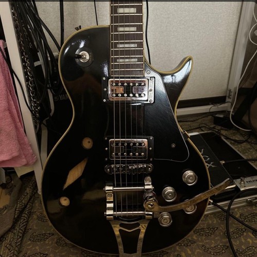 Guitare électrique équipée